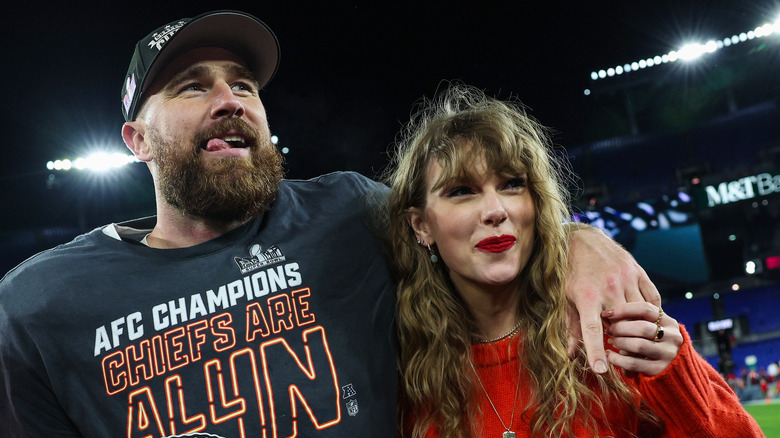 Travis Kelce et Taylor Swift regardent