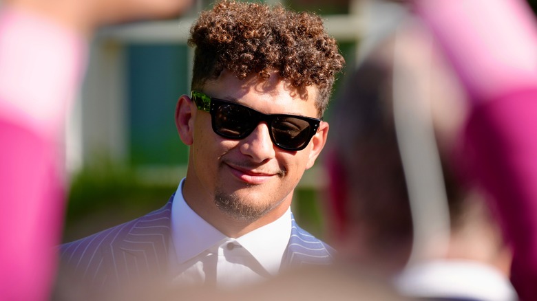 Patrick Mahomes portant des lunettes de soleil