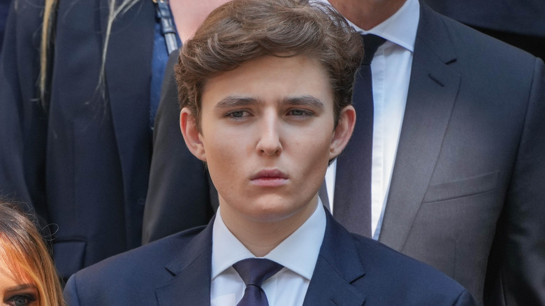 Barron Trump regarde