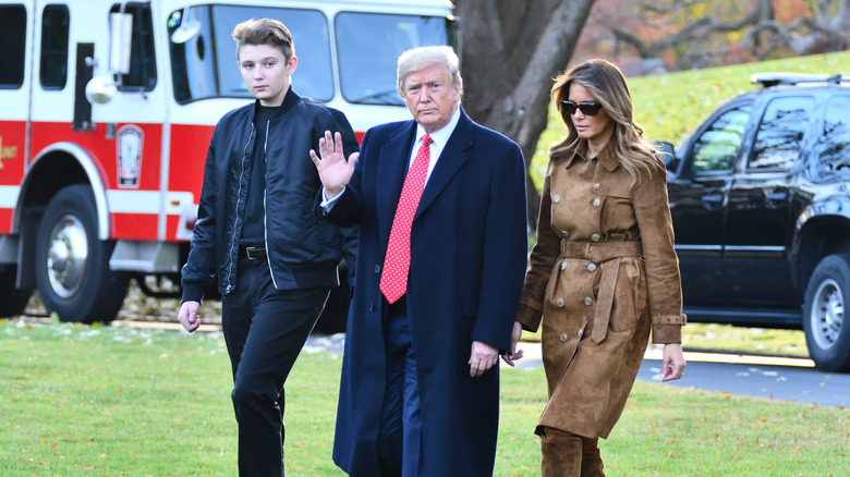 Barron Trump se promène avec ses parents