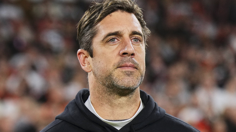 Aaron Rodgers souriant sur le terrain