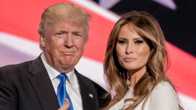 Donald Trump plisse les yeux, Melania Trump sourit