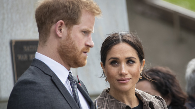 Meghan Markle contemplant le prince Harry