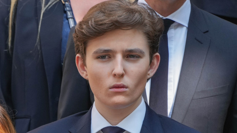 Barron Trump regarde