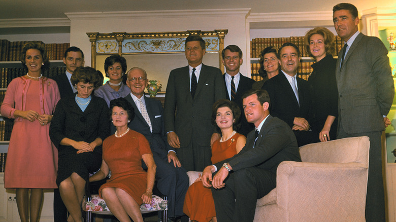 La famille Kennedy souriante