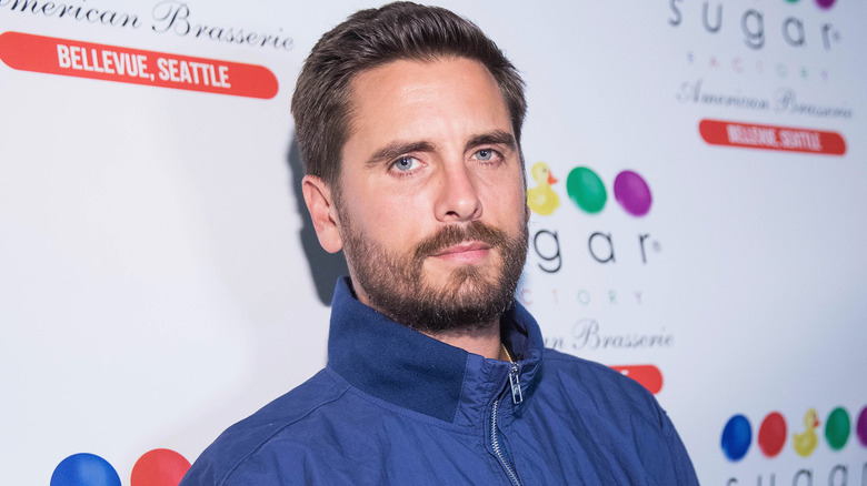 Scott Disick pose en veste bleue