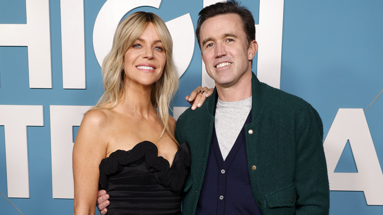 Kaitlin Olson et Rob McElhenney posant