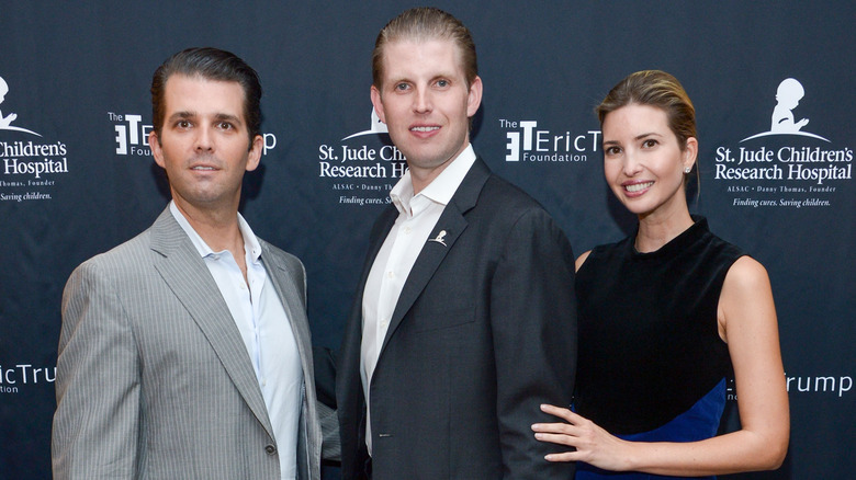 Donald Trump Jr., Eric Trump et Ivanka Trump sur un tapis rouge