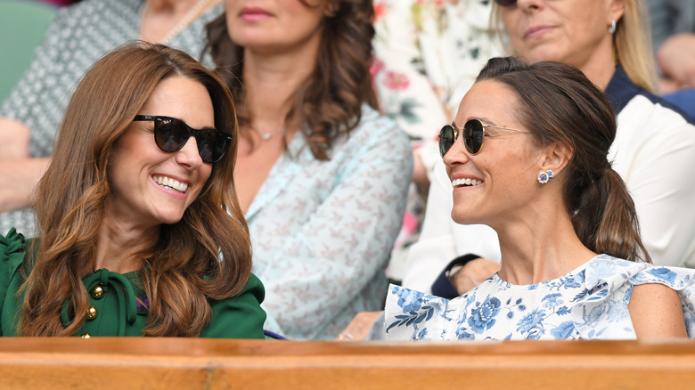 Kate et Pippa Middleton souriantes