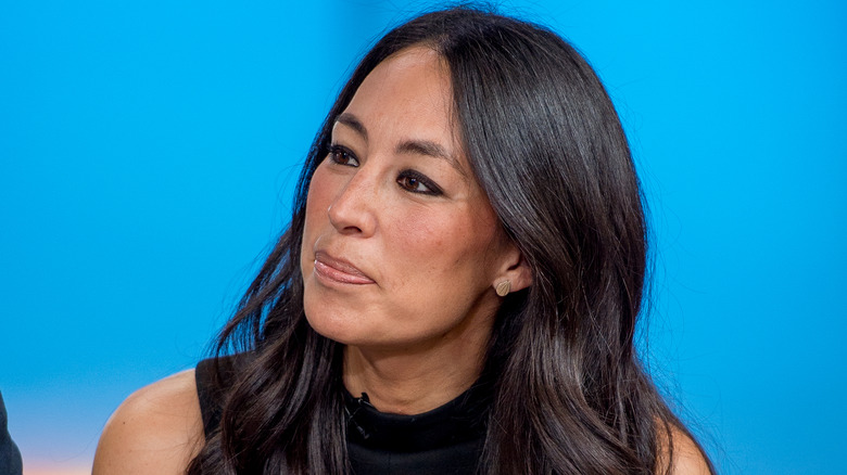 Joanna Gaines penche la tête