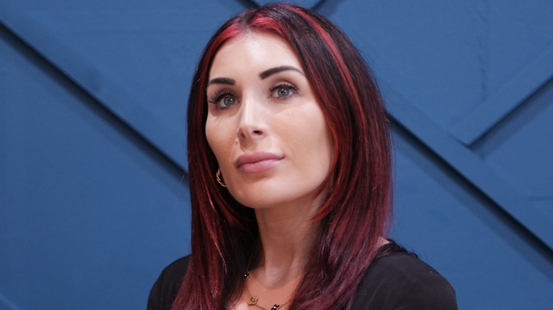 Laura Loomer avec des mèches de cheveux rouges