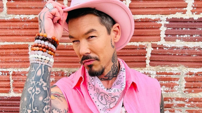 Chapeau de cow-boy rose de David Bromstad