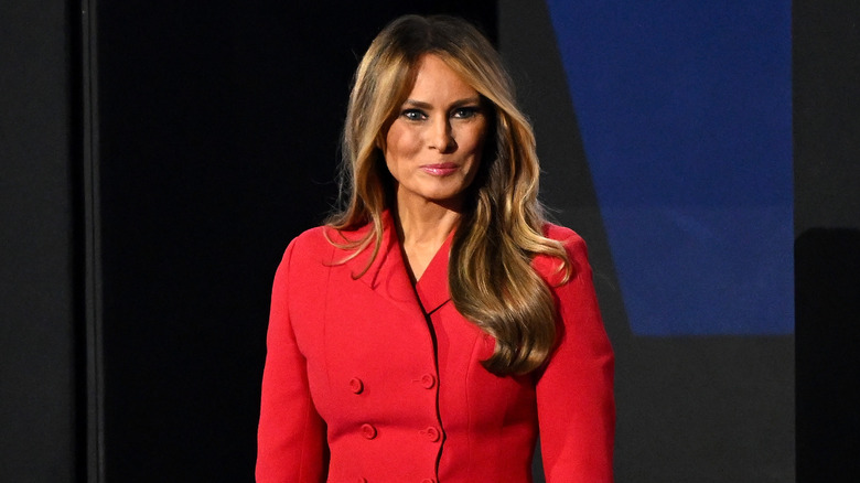 Melania Trump porte un costume rouge