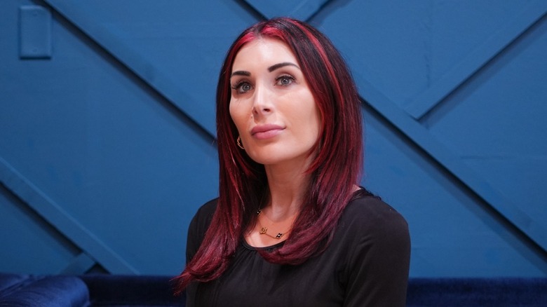 Laura Loomer aux cheveux roux souriante