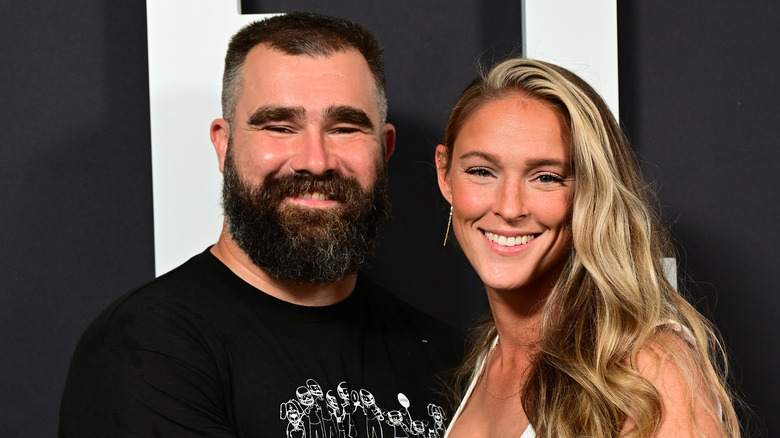 Jason et Kylie Kelce souriant