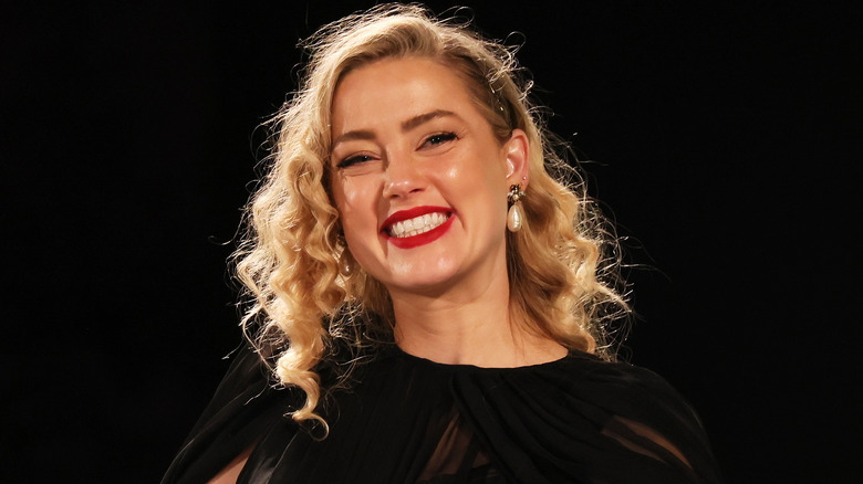 Amber Heard souriant en noir