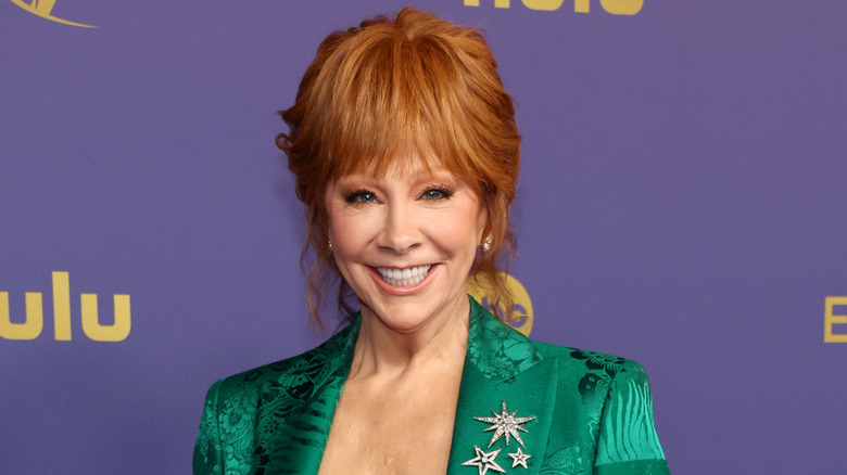 Reba McEntire souriante