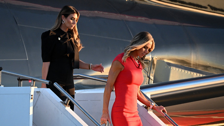 Alina Habba et Lara Trump à la descente d'un avion