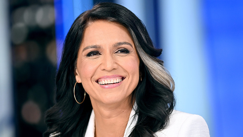 Tulsi Gabbard souriante