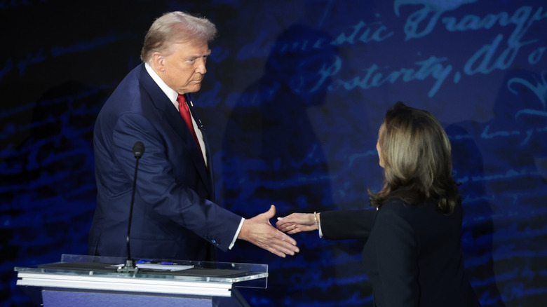 Donald Trump et Kamala Harris se serrent la main