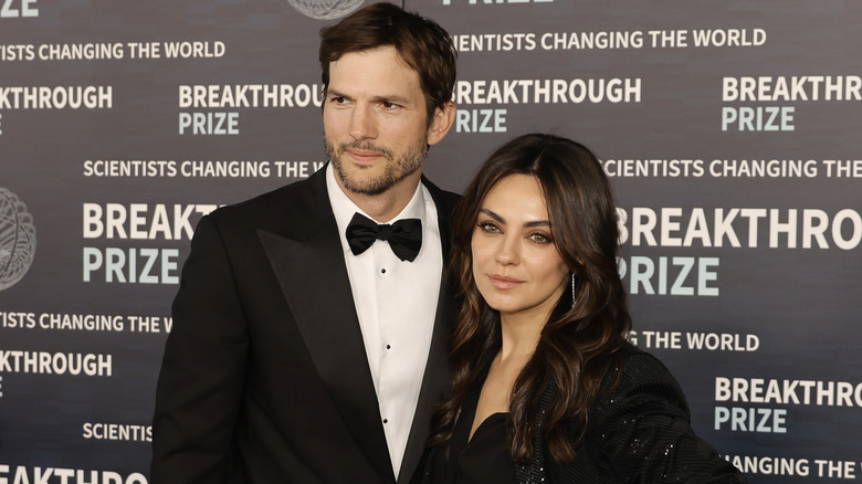 Ashton Kutcher et Mila Kunis posent