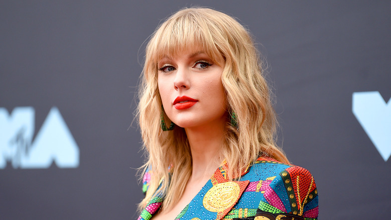 Taylor Swift porte du rouge à lèvres