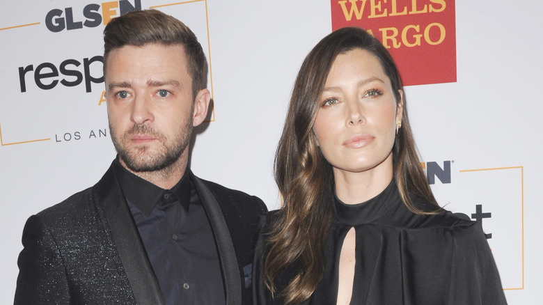 Justin Timberlake et Jessica Biel posant