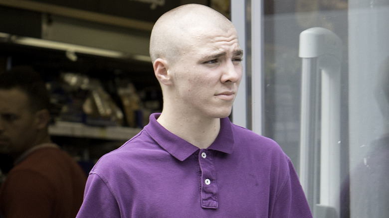 Rocco Ritchie portant une chemise violette