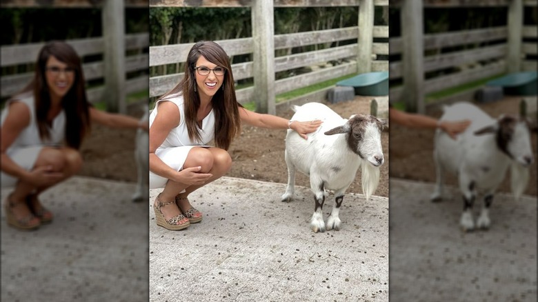 Lauren Boebert caressant une chèvre