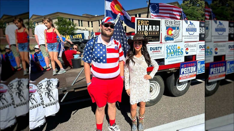 Lauren Boebert portant une robe en dentelle et des bottes