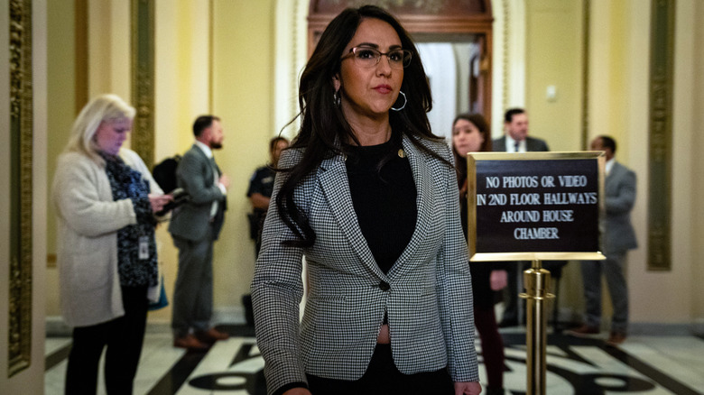 Lauren Boebert porte un blazer pied-de-poule