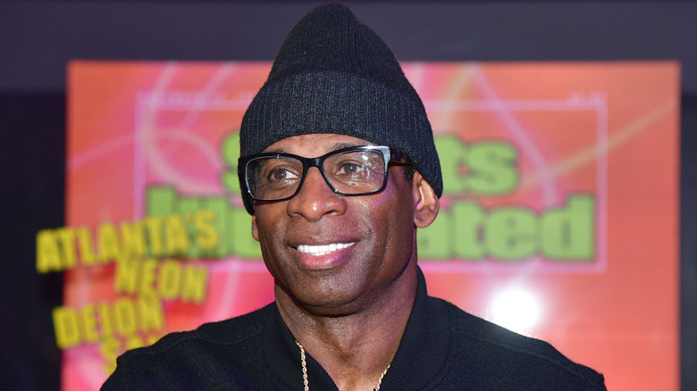 Deion Sanders posant pour les caméras