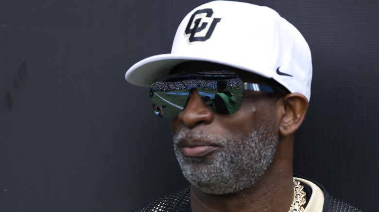 Deion Sanders posant pour les caméras