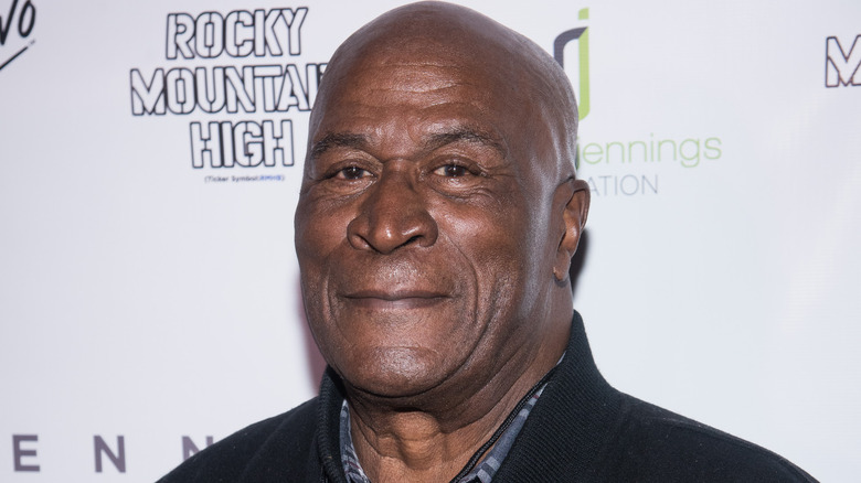 John Amos souriant