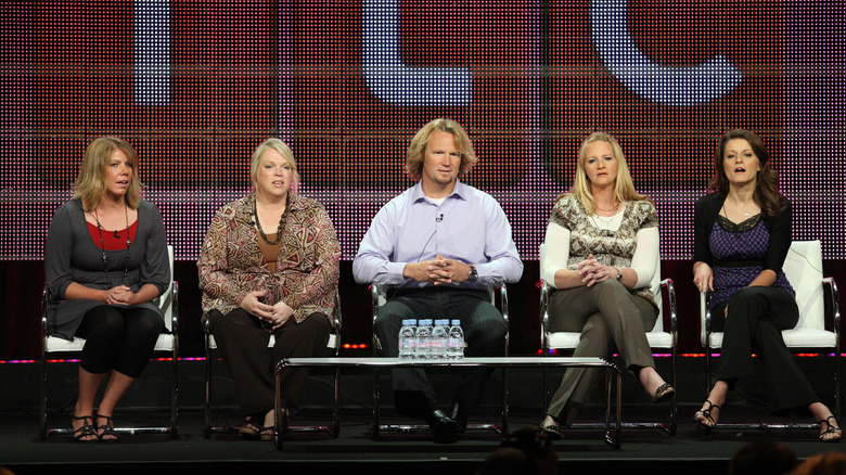 Les acteurs de Sister Wives sont assis sur scène