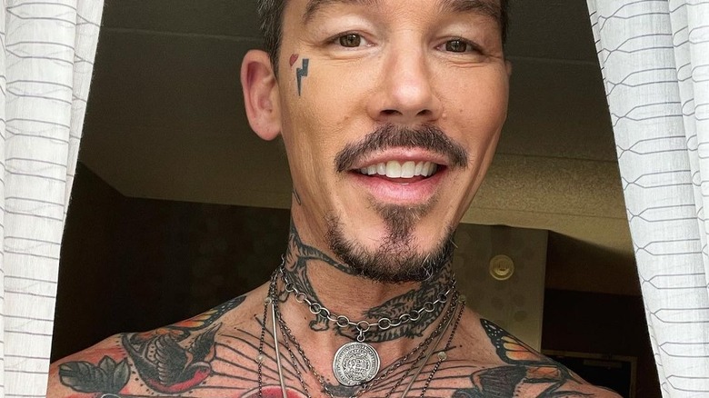 David Bromstad posant pour les caméras