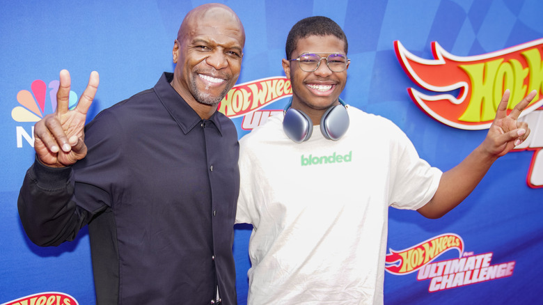 Terry Crews et Isaiah Crews posant