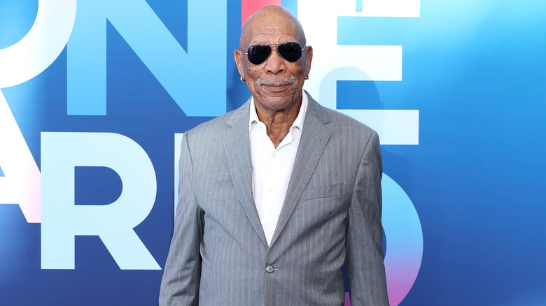 Morgan Freeman portant des lunettes de soleil