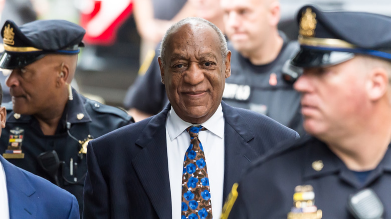 Bill Cosby arrive entouré par la police pour la détermination de la peine