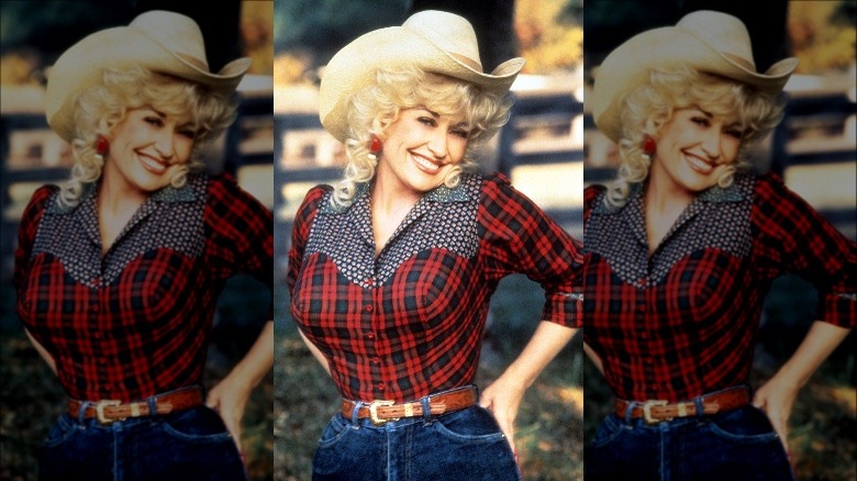 Dolly Parton posant