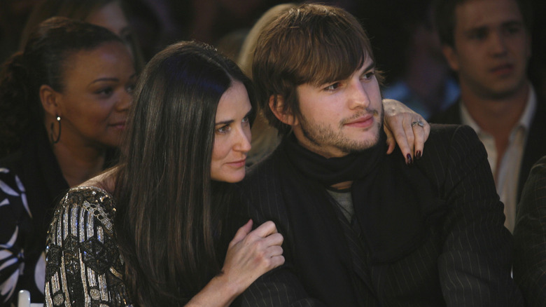 Demi Moore avec un bras autour d'Ashton Kutcher