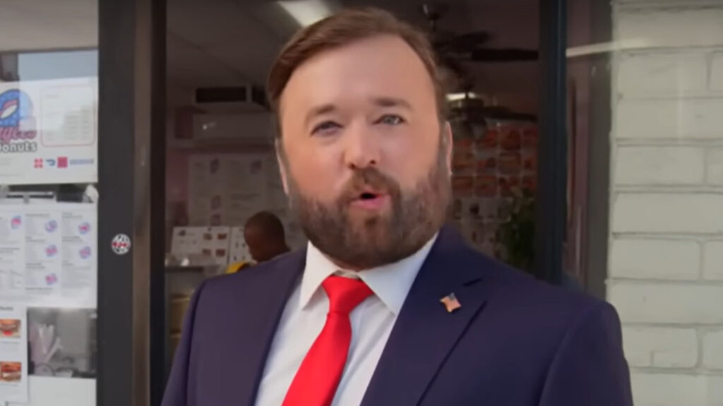 Haley Joel Osment fait une apparition rare pour parodier l'eye-liner tragique de JD Vance et c'est un incontournable