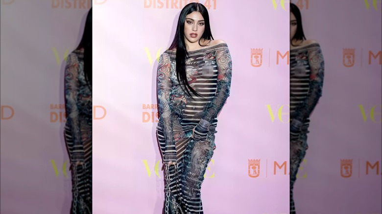 Lourdes Leon porte une robe transparente sur le tapis rouge