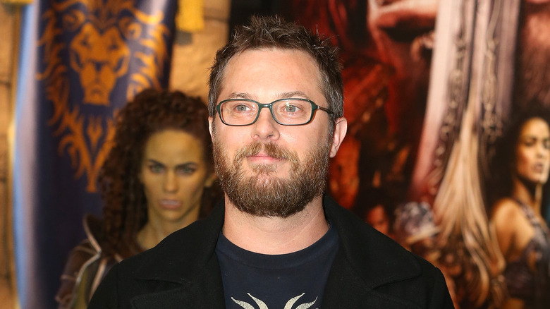 Duncan Jones porte une veste noire