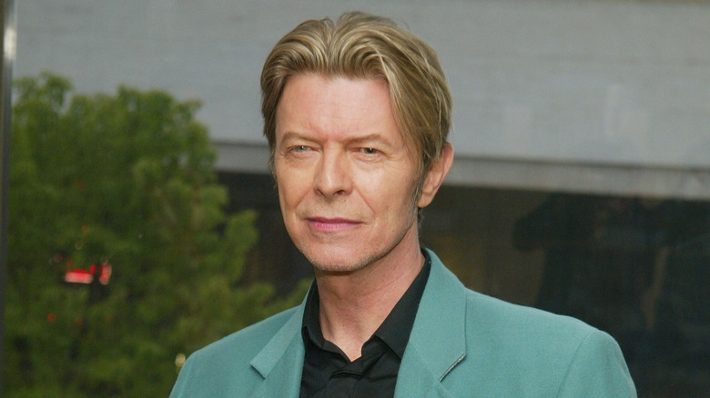 David Bowie porte une veste verte