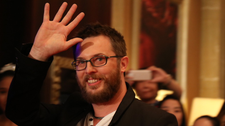 Duncan Jones saluant