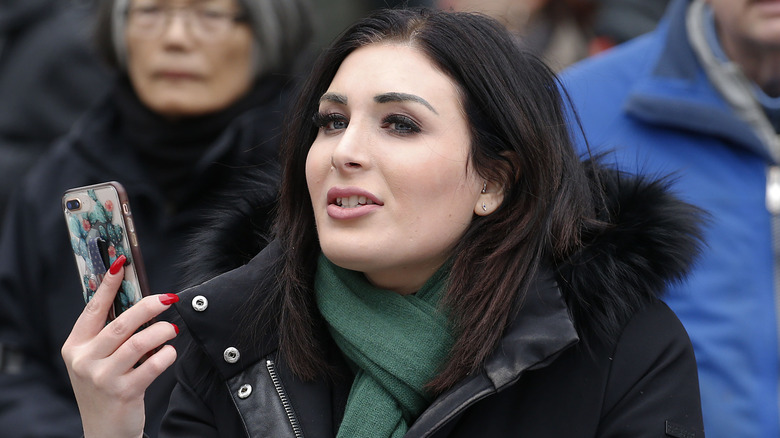 Laura Loomer tenant son téléphone