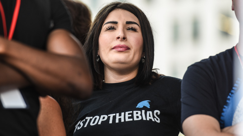 Laura Loomer a l'air interrogative