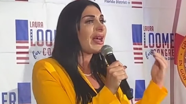 Laura Loomer prononçant un discours