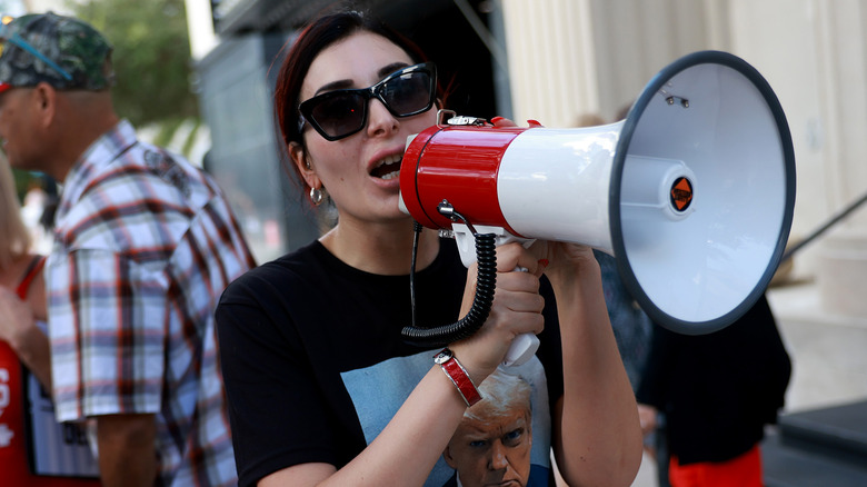 Laura Loomer s'exprimant par mégaphone